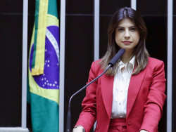 Camila Jara alega erro e retira assinatura de PEC que anistia partidos