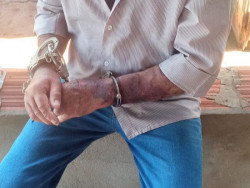 Taxista foi mantido algemado depois de reagir ao assalto (Foto: Campo Grande News)
