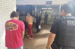 Policiais encontram drogas em celas de presídio e levam dois para delegacia