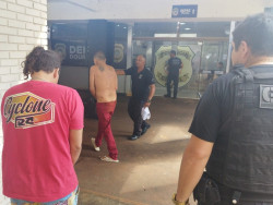 Policiais encontram drogas em celas de presídio e levam dois para delegacia