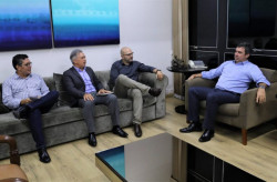 O governador Eduardo Riedel se reuniu no final da tarde desta segunda-feira (10) com o secretário de Educação e secretário de Justiça (Foto: Assessoria)
