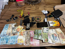 Material apreendido durante operação da Polícia Federal (Foto: Assessoria)