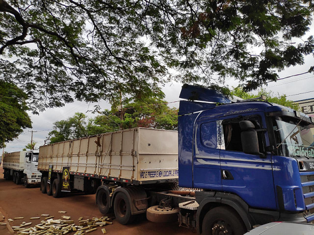 As três carretas carregadas com arroz a granel foram interceptadas pelo DOF. Imagem (DOF)