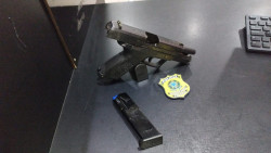 Arma e carregador apreendido pela PRF em Dourados (Foto: Assessoria PRF)