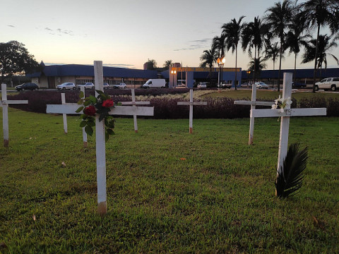 Cruzes instaladas em frente à Prefeitura de Dourados no ano passado (Imagem: Adilson Domingos)