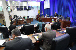 Câmara faz duas sessões e aprova nove projetos de lei