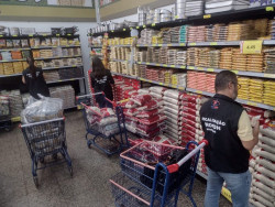 Procon apreende produtos vencidos em mercados de Dourados