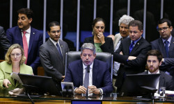 Arthur Lira, decidiu, nesta terça-feira (2), retirar de pauta a votação do Projeto de Lei (PL) 2630 (Fot6o: Agência Brasil)