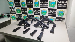 Armas apreendidas pela Policia Militar (Foto: Adilson Domingos)
