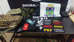 Roupas e etiquetas de forças de segurança e celulares apreendidos com falso policial (Foto: Adilson Domingo)