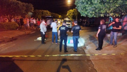 Homem leva dois golpes de faca e morre no meio da rua em Dourados