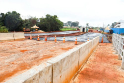 Construção de ponte e pavimentação de ruas avançam na Vila Roma