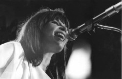 Rita Lee durante gravação do especial 'Mulher 80', exibido na Globo em 1979  (Foto: G1)
