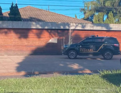 Viatura da Polícia Federal em frente a mansão (Foto: Campo Grande News)