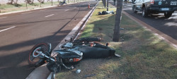 Motocicleta e corpo da vítima fatal do acidente nesta manhã (Foto: Adilson Domingos)