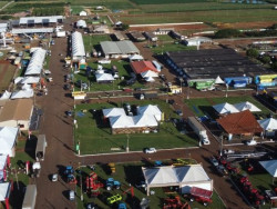 Parque de Exposição João Humberto de Carvalho está pronto pra receber o público em dez dias de festa (Foto: Matheus Nascimento/Prefeitura de Dourados)