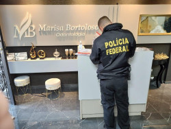 Policiais federais durante busca em clínica na cidade de Guaíra (Foto: Divulgação)