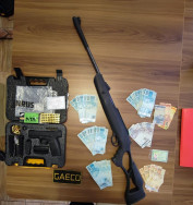 Gaeco apreende dinheiro e armas em ação contra corrupção em Sidrolândia