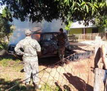 Brasileiro esfaqueia mulher e se mata dentro carro em chamas