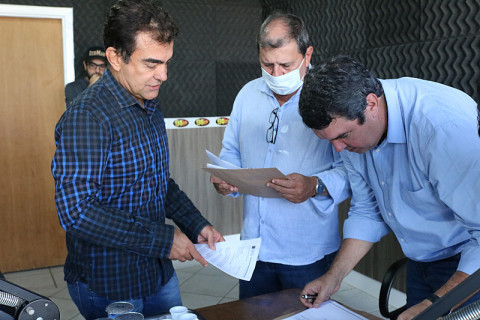 Marçal entrega indicação de pedidos aos secretários Sérgio de Paulo e Eduardo Riedel (Imagem: Divulgação)