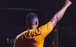 Carlos, que também canta nas horas vagas, durante apresentação (Foto: Reprodução)