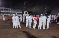 Funcionários na parte externa depois do vazamento de amônia na JBS (Foto: Dourados Informa)