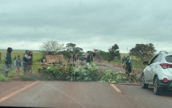 Indígenas bloqueiam BR-463 contra projeto do marco temporal