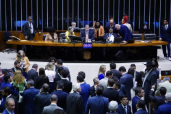 Sob protesto de indígenas, Câmara dos Deputados aprova marco temporal