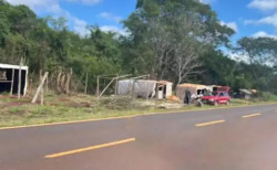 Barracos na beira da rodovia (Foto: Campo Grande News)