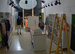 Ladrões quebram vidraça de loja para furtar e são presos pela Guarda