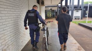 Ladrões quebram vidraça de loja para furtar e são presos pela Guarda