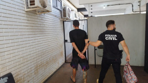 Ladrões quebram vidraça de loja para furtar e são presos pela Guarda