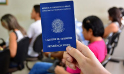 Apenas 13% dos jovens de 18 a 24 anos trabalham e estudam no Brasil