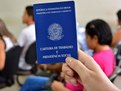 Apenas 13% dos jovens de 18 a 24 anos trabalham e estudam no Brasil
