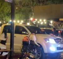 Mulher surta e ataca caminhonete do marido com amante no meio da rua