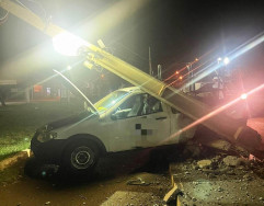 Bêbado, funcionário de lava-rápido bate carro de cliente e derruba poste