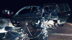 Carros batem de frente e dois morrem na BR-267