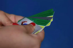 Algumas carteirinhas de planos de saúde existentes em MS. (Foto: Alex Machado)