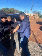 Homem  sendo detido pela polícia (Foto: Campo Grande News)