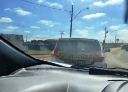 Nem carro de autoescola respeita sinalização na Coronel Ponciano