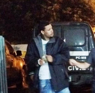 Polícia investiga carro roubado e acha entreposto de droga em Dourados