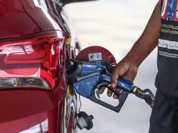 Frentista abastecendo veículo em posto de combustíveis (Foto: Campo Grande News)