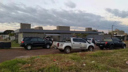 Policiais paraguaios em um dos imóveis onde são feitas buscas, nesta quarta (Foto: ABC Color)