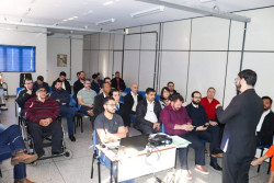 Convocada na Câmara, secretária chama vereadores para mostrar robótica