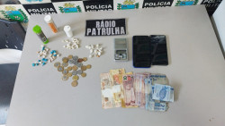 Material apreendido por policiais militares (Foto: Adilson Domingos)