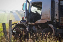 Imagens do caminhão depois da colisão na manhã de hoje (Foto:Campo Grande News)