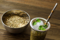 O tereré foi importado do Paraguai e em 2020 foi declarado Patrimônio Imaterial da Humanidade pela ONU (Foto: Reprodução)