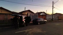 Policiais em frente de casa alvo de operação (Foto: Divulgação)