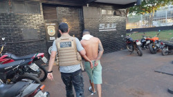 Homem sendo encaminhado para o SIG nesta manhã (Foto: Adilson Domingos)