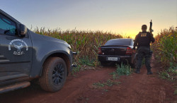 Carro abandonado depois de abordagem, recuperado pelo DOF (Foto: Assessoria)